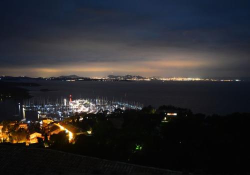 Vue nocturne du port et du village de Porquerolles - Vue nocturne du port et du village de Porquerolles