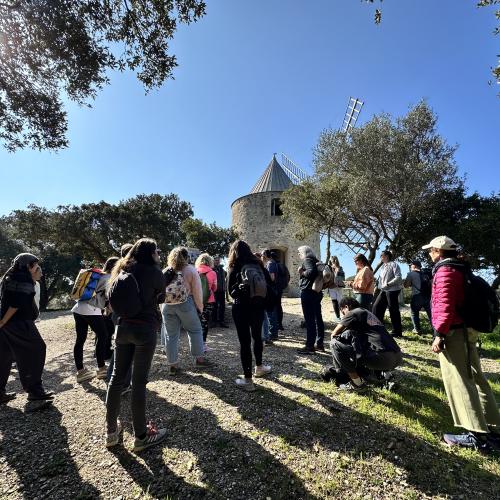 Groupe devant le moulin du bonheur à Porquerolles