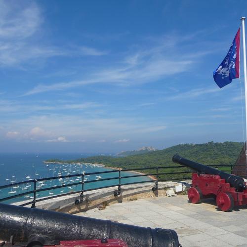 Vue de la tour du fort Ste Agathe. Deux canons tournés vers la mer sont posés sur la tour du fort. Au loin, on aperçoit la plage de la courtage et les nombreux navires au mouillage