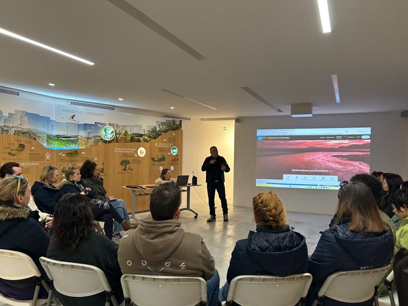 Groupe de personnes en reunion dans une salle du fort du Pradeau