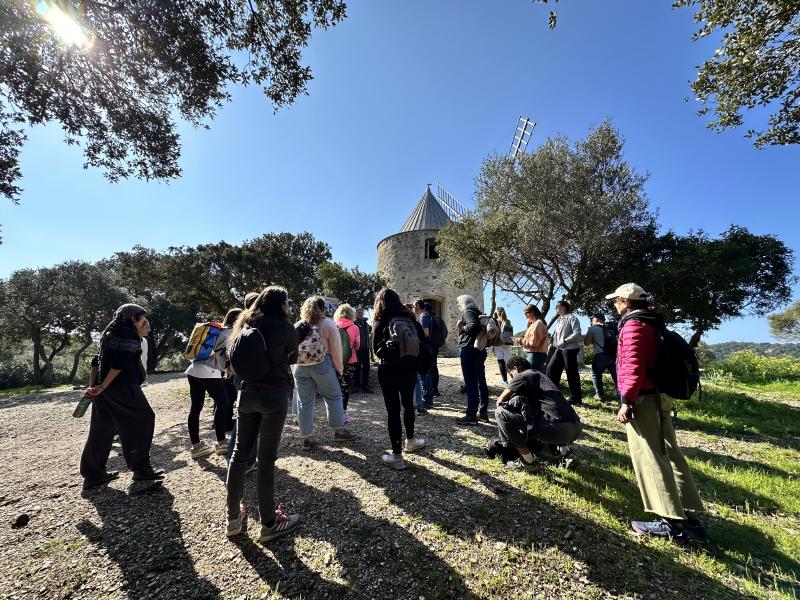 Groupe devant le moulin du bonheur à Porquerolles