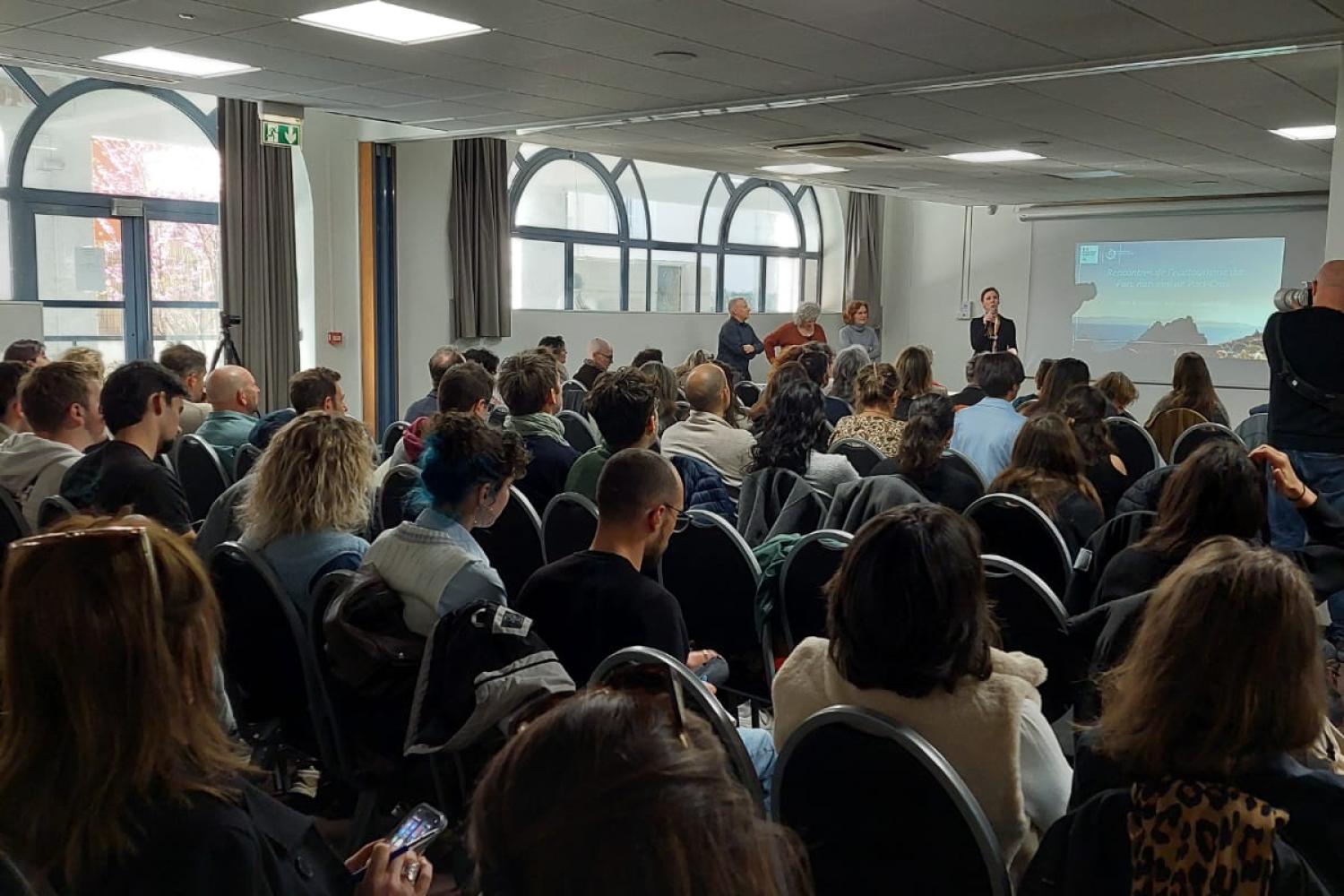 Participant à la réunion.