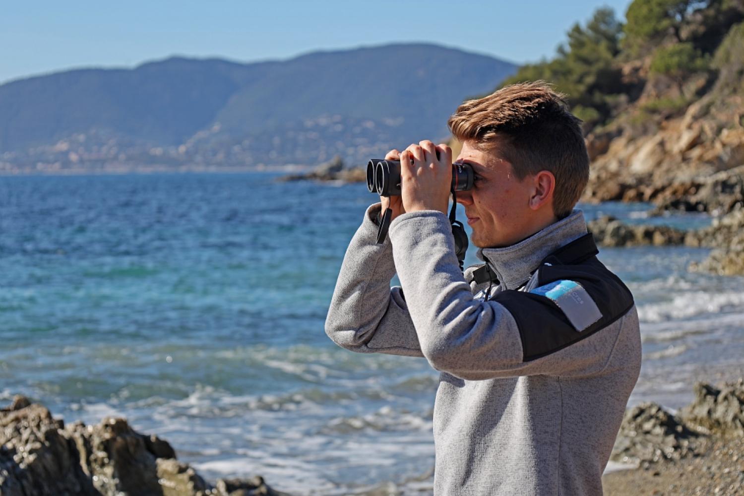 Garde-moniteur en train de jumeler 