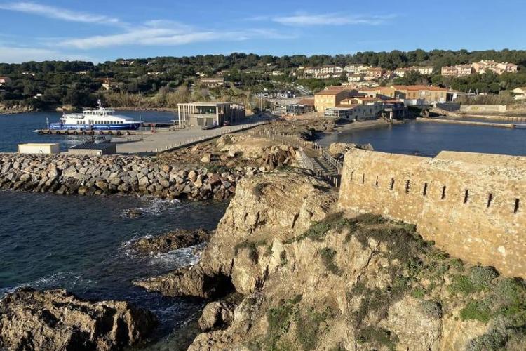 Cap sur le Fort du Pradeau en catamaran_Hyères