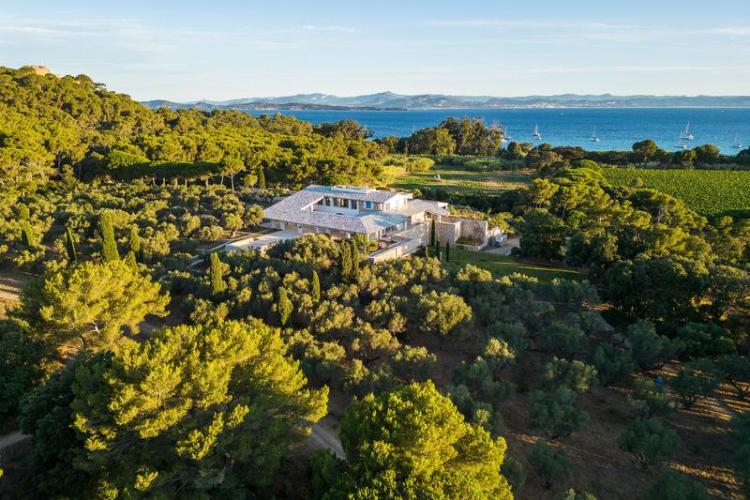 Villa Carmignac  musée d'art contemporain_Hyères - La Villa Carmignac sur l'île de Porquerolles (Var, France)