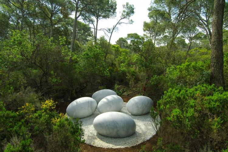 Villa Carmignac  musée d'art contemporain_Hyères - NILS-UDO, La Couvée, 2018 Marbre de carrare 12 x 12,5 m