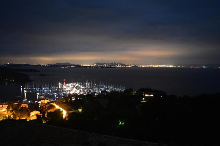 Point rencontre : Soirée des étoiles (Porquerolles)_Hyères - Vue nocturne du port et du village de Porquerolles