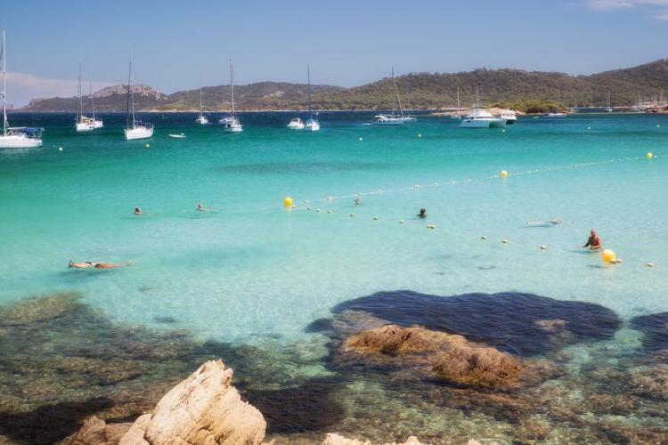 Baignade dans les eaux translucides de la Plage d'Argent