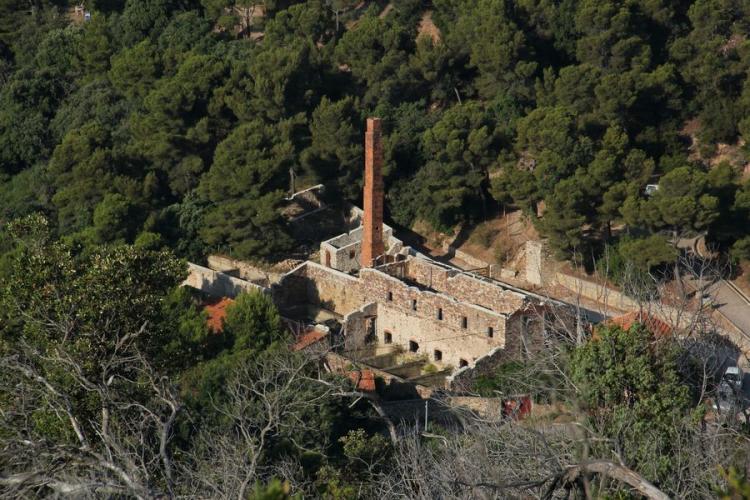 Image - Ancienne usine liée à la mine de cuivre du Cap Garonne