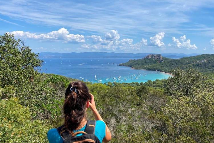 Point rencontre : Les multiples connexions du vivant  (Porquerolles)_Hyères - Vue sur la plage de Notre Dame et le Cap des Mèdes
